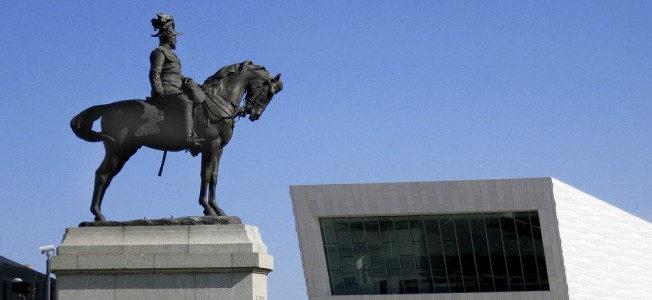 Photograph of the monument to Edward VII outside the Museum of Liverpool